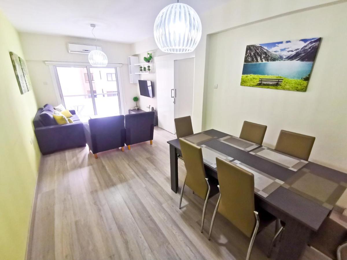 Beach-A-Holic Apartment, 2 Min Distance From Larnaca Marina Exterior foto
